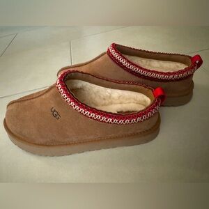 Brand new. UGG Tazz slipper in chestnut. UNISEX Size 6 U.S., 5 UK.